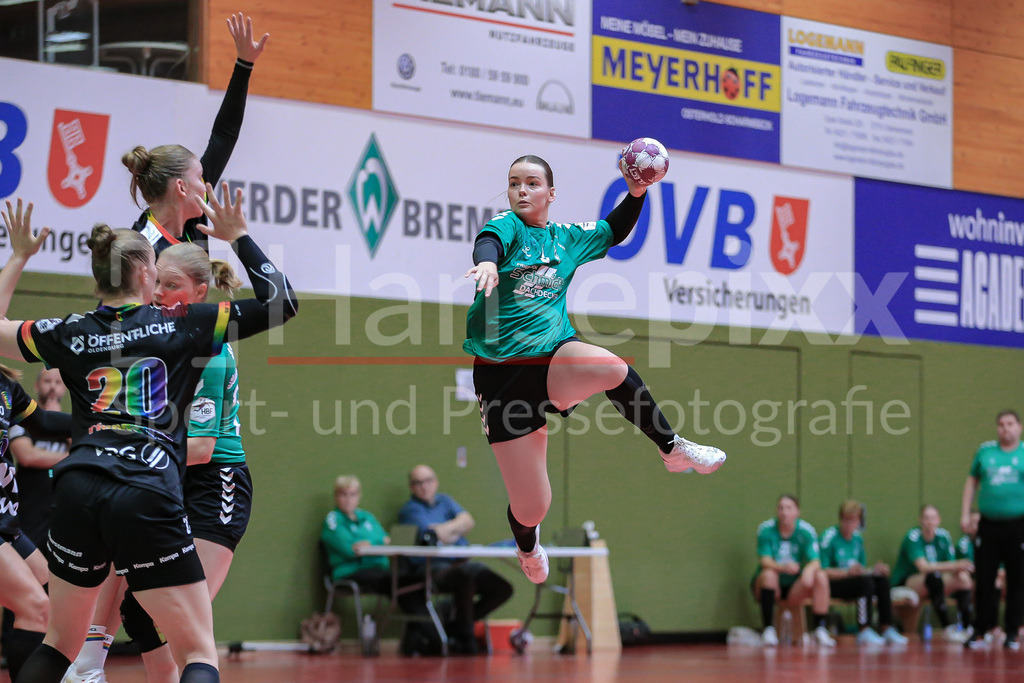 Handball, Testspiel Frauen, SV Werder Bremen - VfL Oldenburg | v.li.: Mathilda Häberle (SV Werder Bremen, 9) beim Wurf, am Ball, Spielszene, Aktion, Action