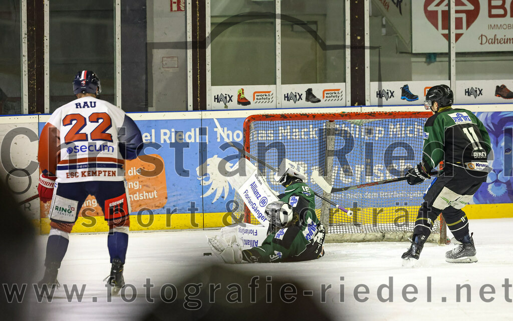 2023-03-03_138_TSV_Erding_gegen_ESC_Kempten | Erding, Deutschland, 03.03.2023:
Eishockey, Bayernliga Playoffs 2022 / 2023, Viertelfinale, TSV Erding gegen ESC Kempten, Endergebnis: 9:3

Daniel Rau (ESC Kempten, #22), Torwart Christoph Schedlbauer (Erding Gladiators, #31), Sebastian Busch (Erding Gladiators, #11)

Foto: Christian Riedel / fotografie-riedel.net