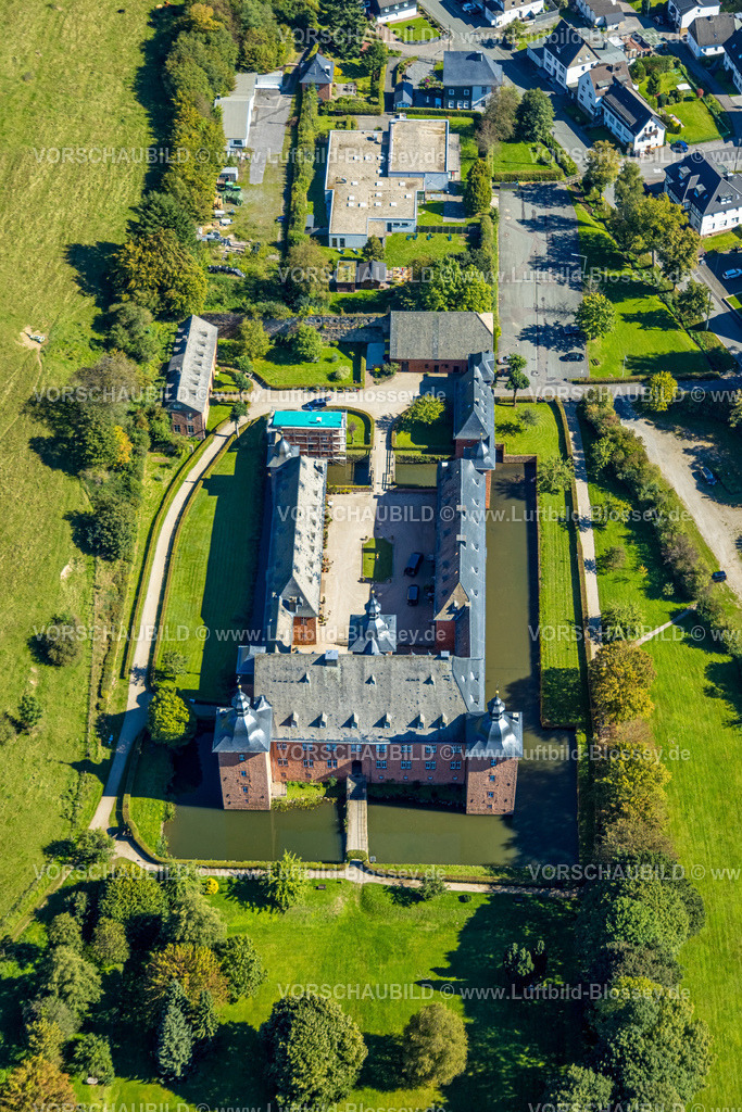 Kirchhundem230910375Oberhundem | Luftbild, Wasserschloss Adolfsburg mit Baustelle und Neubau, Oberhundem, Kirchhundem, Sauerland, Nordrhein-Westfalen, Deutschland