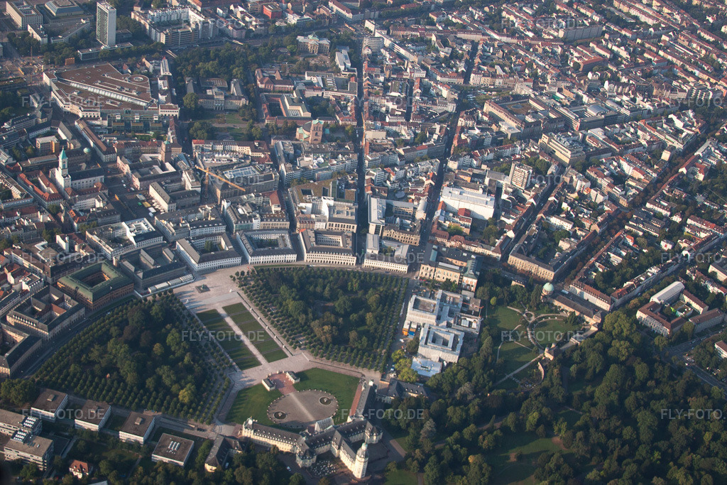 Luftbild: Zirkel und Schloss im Ortsteil Innenstadt-West in Karlsruhe im Bundesland Baden-Württemberg in Deutschland. Foto: IMG_52895.jpg vom 05.09.2012 durch Werner Riehm/FLY-FOTO.de