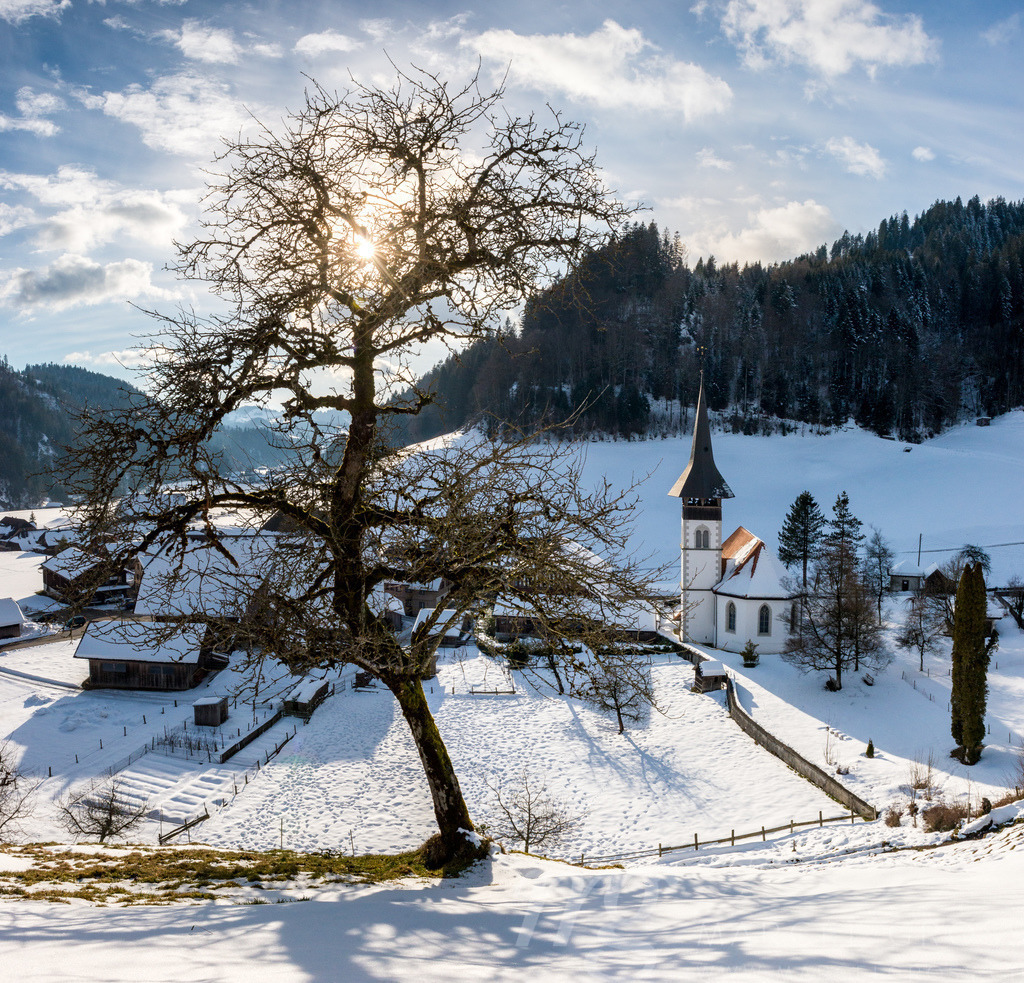 Winter in Trub Dorf im tiefverschneiten Emmental | Die ideale Geschenkidee für Naturliebhaber. Naturbilder von Marcel Gross Photography für ihr Zuhause in den verschiedensten Formaten und Materialien. - Realisiert mit Pictrs.com
