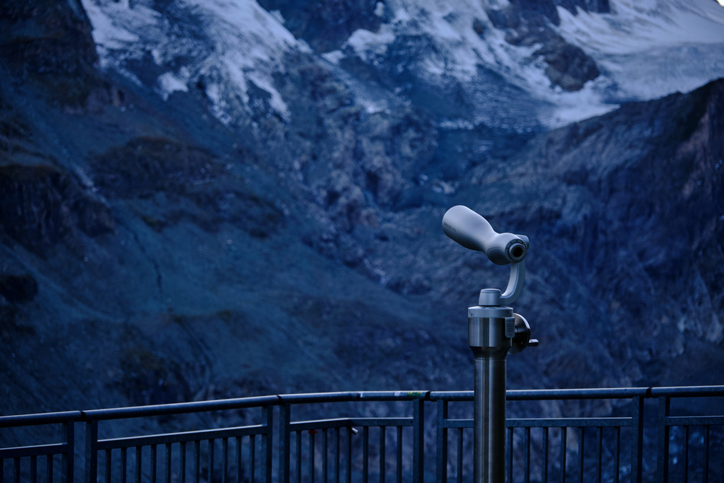 Fernrohr vor dem  Großglockner Gebirge | Austria - September 06, 2025: Fernrohr vor dem  Großglockner Gebirge. - Realisiert mit Pictrs.com