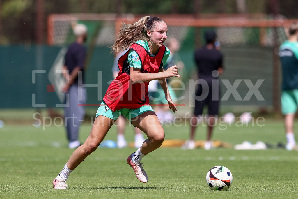 Fussball, Google Pixel Frauen-Bundesliga, Training SV Werder Bremen | Lina Szaraz (SV Werder Bremen, 25) bei einer Trainingsübung