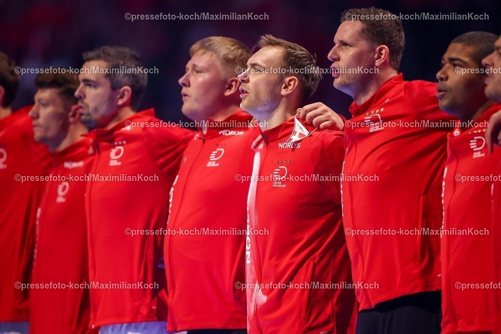 EHF20012602004 | 20.01.2026, Handball, Men's EHF EURO 2026, Dänemark - Portugal, Jyske Bank Boxen in Herning, Dänemark, Preliminary Round: Das Dänemark Team steht bei der Nationalhymne Arm in Arm zusammen.   Mathias Gidsel (Denmark #19) 