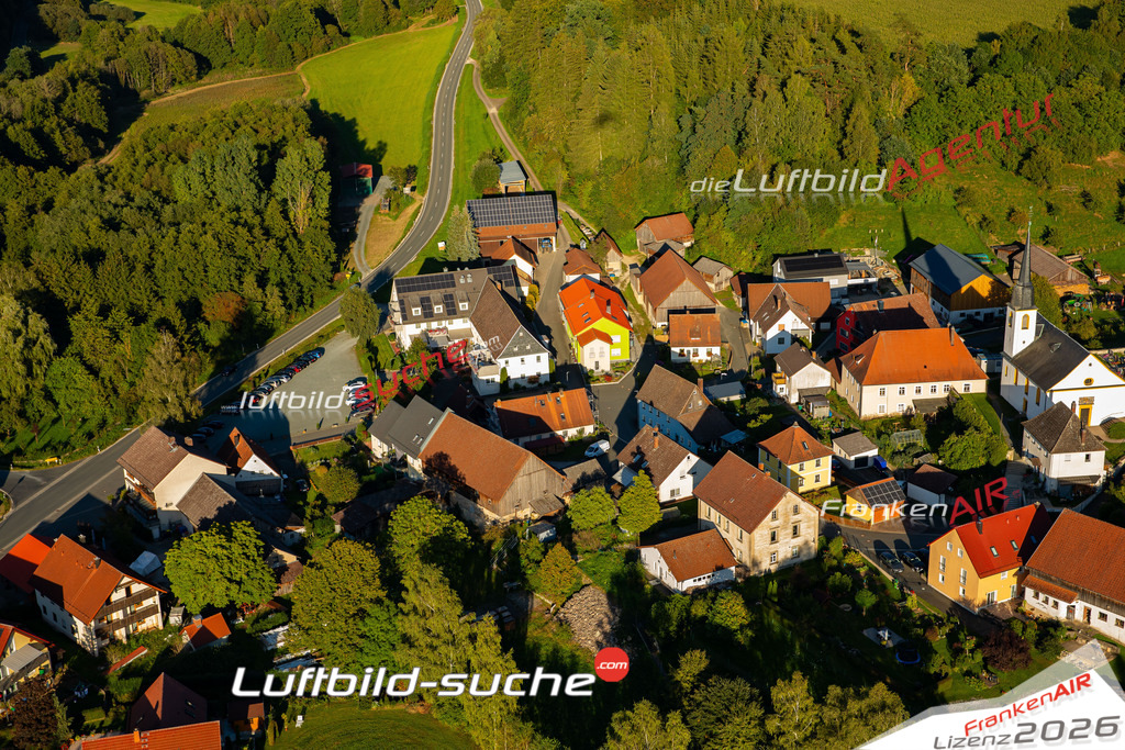 Das Luftbild zeigt : Schönfeld Hollfeld - Die Luftaufnahme wurde 2023 vom UL-Flugzeug aus erstellt ( keine Drohne ) - Hochauflösende Luftaufnahme - Für grossformatige Ausdrucke geeignet. Die Geschenkidee !Mit Lizenz und Bildrechte bestellbar