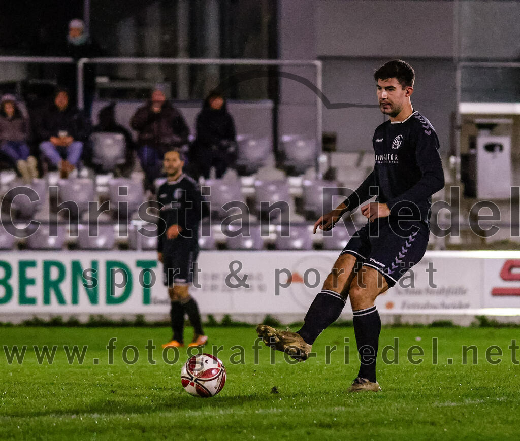 2023-11-03_050_FC_Schwaig_gegen_TuS_Holzkirchen | Oberding, Deutschland, 03.11.2023:
Fußball, Landesliga Südost 2023 / 2024, 19. Spieltag, FC Schwaig gegen TuS Holzkirchen, Endergebnis: 4:1

Johannes Empl (FC Schwaig, #14)

Foto: Christian Riedel / fotografie-riedel.net
