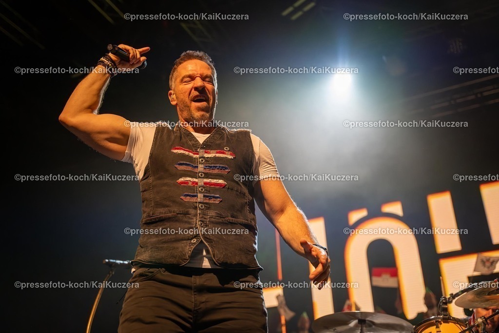 KKU25012501112 | 25.01.2025, xkkux, Düsseldorf, Karnevalsveranstaltung - Die Lachende in der Mitsubishi Electric HALLE. Die Band Höhner performt bei ihrem Auftritt. Im Bild Sänger PATRICK LÜCK 