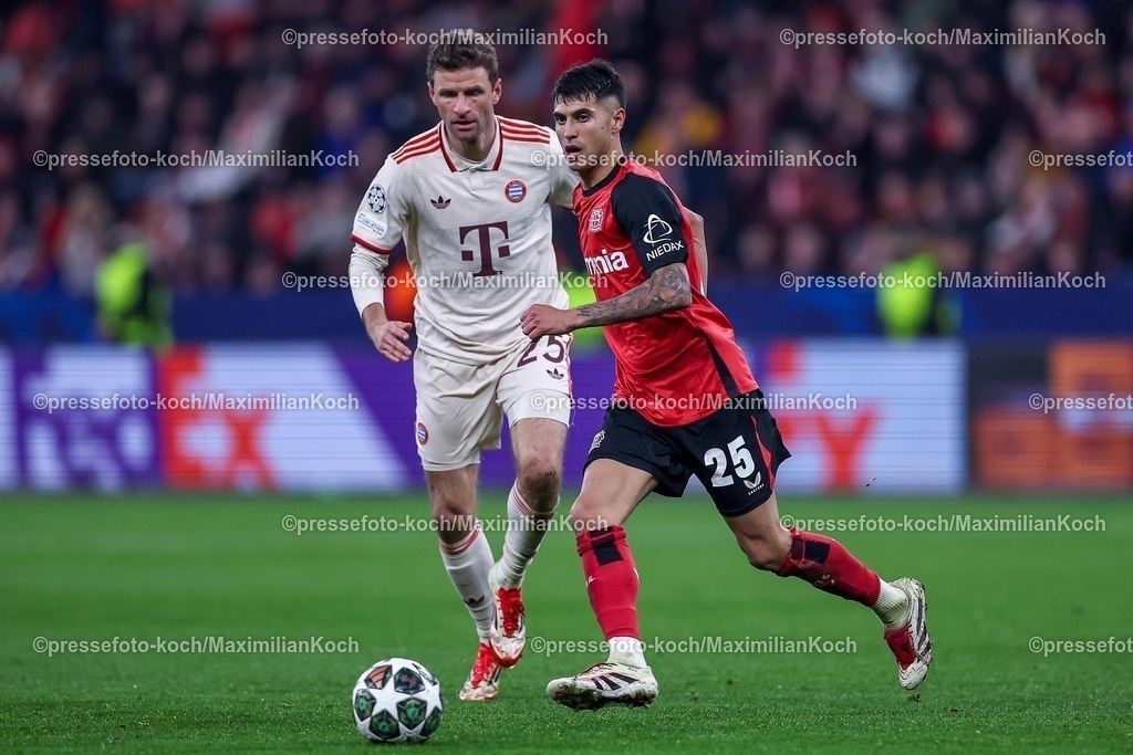 UCL11032502518 | 11.03.2025, Fußball, UEFA Champions League, Bayer 04 Leverkusen - FC Bayern München, Achtelfinale Rückspiel, BayArena, Saison 2024 2025: Exequiel Palacios (Bayer04 Leverkusen #25) im Zweikampf gegen Thomas Müller (FC Bayern #25)DFB regulations prohibit any use of photographs as image sequences and or quasi-video.