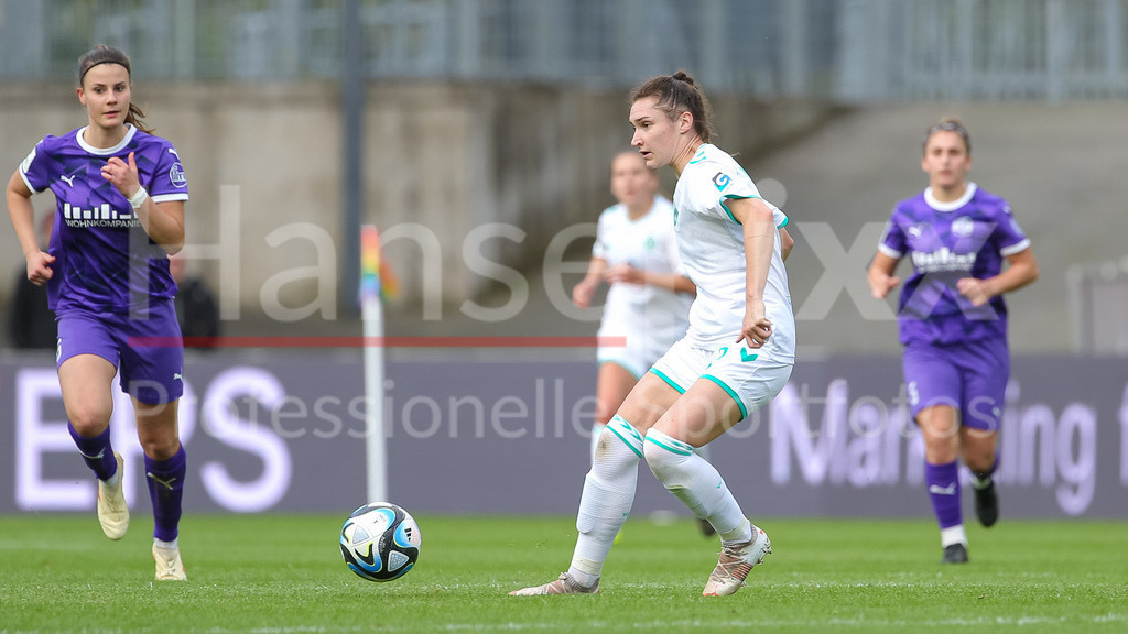 Fussball, Google Pixel Frauen-Bundesliga, SGS Essen - SV Werder Bremen | v.li.: Sophie Weidauer (SV Werder Bremen, 9) am Ball, Einzelbild, Ganzkörper, Aktion, Action, Spielszene, DIE DFB-RICHTLINIEN UNTERSAGEN JEGLICHE NUTZUNG VON FOTOS ALS SEQUENZBILDER UND/ODER VIDEOÄHNLICHE FOTOSTRECKEN. DFB REGULATIONS PROHIBIT ANY USE OF PHOTOGRAPHS AS IMAGE SEQUENCES AND/OR QUASI-VIDEO.