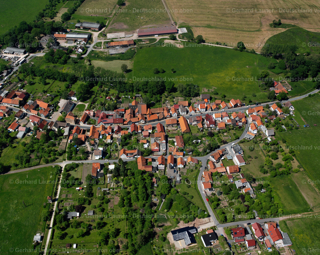 2634407 | BUHLA 09.06.2006 Stadtansicht vom Stadtrand angrenzend an landwirtschaftliche Feldern  in Buhla im Bundesland Thüringen, Deutschland // City view from the outskirts with adjacent agricultural fields  in Buhla in the state Thuringia, Germany Foto: Gerhard Launer