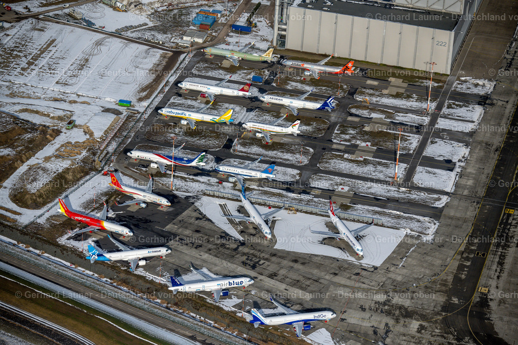 4044547 | HAMBURG 14.02.2021 Winterlich schneebedeckte Pandemiebedingt auf den Freiflächen und Parkpositionen abgestellte Neuflugzeuge A320 - A321 in den jeweiligen Kundenlackierungen im Werftgelände der Airbus SE im Ortsteil Finkenwerder in Hamburg, Deutschland. // Wintry snowy due to the pandemic, new aircraft A320 - A321 in the respective customer liveries parked in the open spaces and parking positions in the Airbus SE shipyard premises in the Finkenwerder district in Hamburg, Germany. Foto: Gerhard Launer