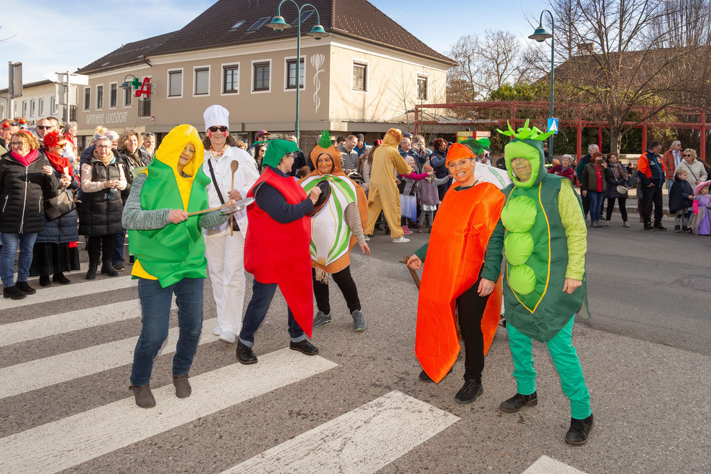 Umzug2025-147_9805 | Fotostrecke: FASCHINGSUMZUG 2025 in Loosdorf. 22 Masken(gruppen)-Teilnehmer: Loosdorfer Vereine, Wirtschaftstreibende, Gemeindeabordnungen sowie Kreditinstitute. rund 700 Besucher entlang der Hauptstrasse. Veranstaltungs-Sicherung durch Mannschaft der FF-Loosdorf mit schwerem Gerät. Maskenprämierung am EKZ-Platz durch Bgm. Thomas Vasku in den Kategorien: Bester Festwagen (Fa. gkonzept-Groissenberger; Beste Personengruppe-ASK-Loosdorf; Beste Einzelperson; Weiteste Anreise-FF Schollach;