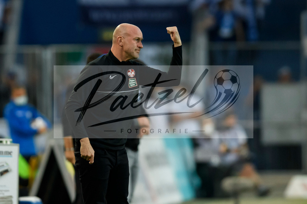 FCMFCK20210904_241 | Fussball, Herren: Trainer Marco Antwerpen (1. FC Kaiserslautern) gestikuliert beim Spiel der 3. Liga zwischen 1. FC Magdeburg und 1. FC Kaiserslautern in der MDCC-Arena am 04.09.2021 in Magdeburg, Deutschland.DFB / DFL REGULATIONS PROHIBIT ANY USE OF PHOTOGRAPHS AS IMAGE SEQUENCES AND/OR QUASI-VIDEO. - Realisiert mit Pictrs.com