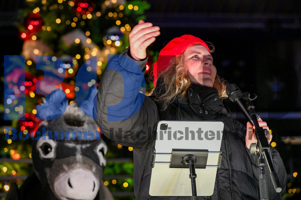 Weihnachtssingen im Stadion | {headline}



(Foto: Christian Schnaubelt / BOND)

 - Realisiert mit Pictrs.com