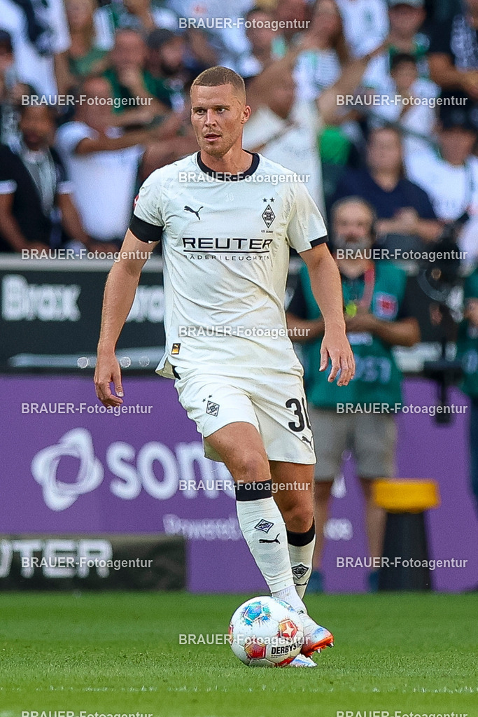 Borussia Mönchengladbach vs Hamburger SV - Bundesliga  | Mönchengladbach, Deutschland, 24.08.25:   Nico Elvedi (Borussia Mönchengladbach) in Aktion am Ball, Einzelaktion waehrend des Spiels der Bundesliga zwischen Borussia Mönchengladbach vs Hamburger SV im Stadion im Borussia Park(Foto von Brauer-Fotoagentur / Adrian Schlueter)