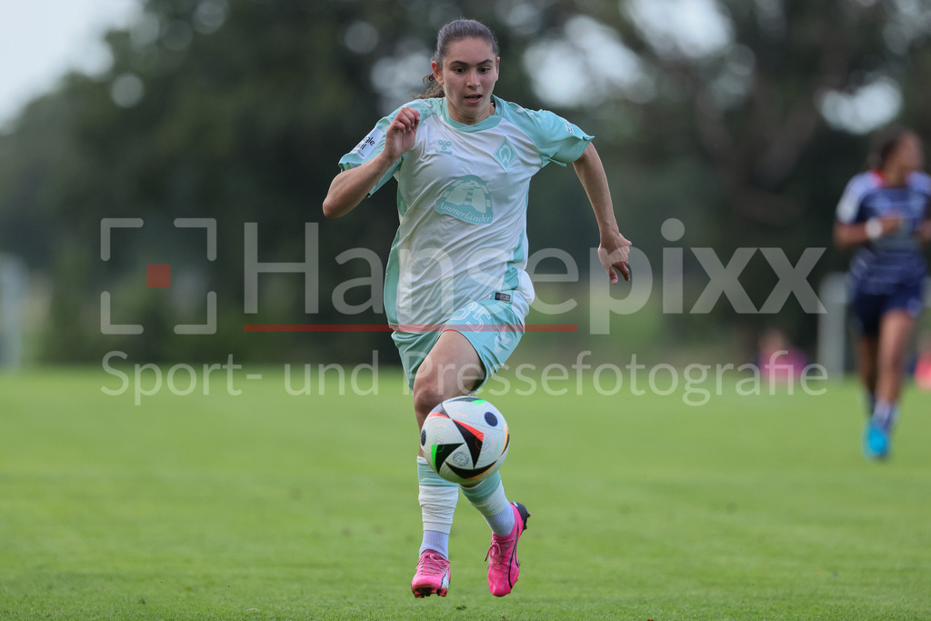Fussball, Testspiel Frauen, Hamburger SV - SV Werder Bremen | v.li.: Amani Mahmoud (SV Werder Bremen, 35) am Ball, Einzelbild, Ganzkörper, Aktion, Action, Spielszene