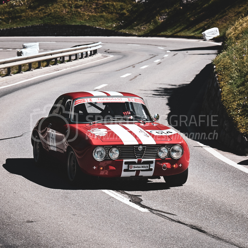 19. Arosa ClassicCar 2023 - 1. September 2023 | 19. Arosa ClassicCar 2023
Arosa, Schweiz
Gehrig Jürg aus Walenstadt mit der Startnummer 614 in einem Alfa Romeo 2000, Jahrgang 1972, in der Klasse Demonstration.
@arosaclassiccar, @arosa.official, #arosaclassiccar, #arosa, #76curves, #classiccar
Bild: Sportfotografie Markus Aeschimann | www.markus-aeschimann.ch - Realisiert mit Pictrs.com