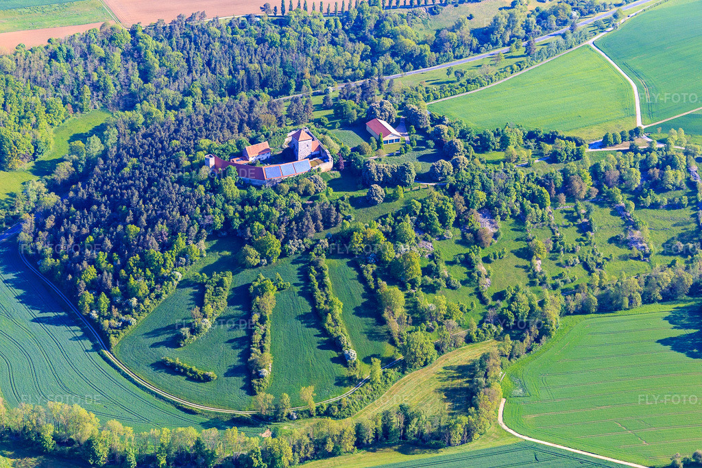 Luftbild: Burg Brauneck mit Photovoltaikdach im Ortsteil Niedersteinach in Creglingen im Bundesland Baden-Württemberg in Deutschland. Foto: IMG_146503.jpg vom 10.05.2025 durch Werner Riehm/FLY-FOTO.de