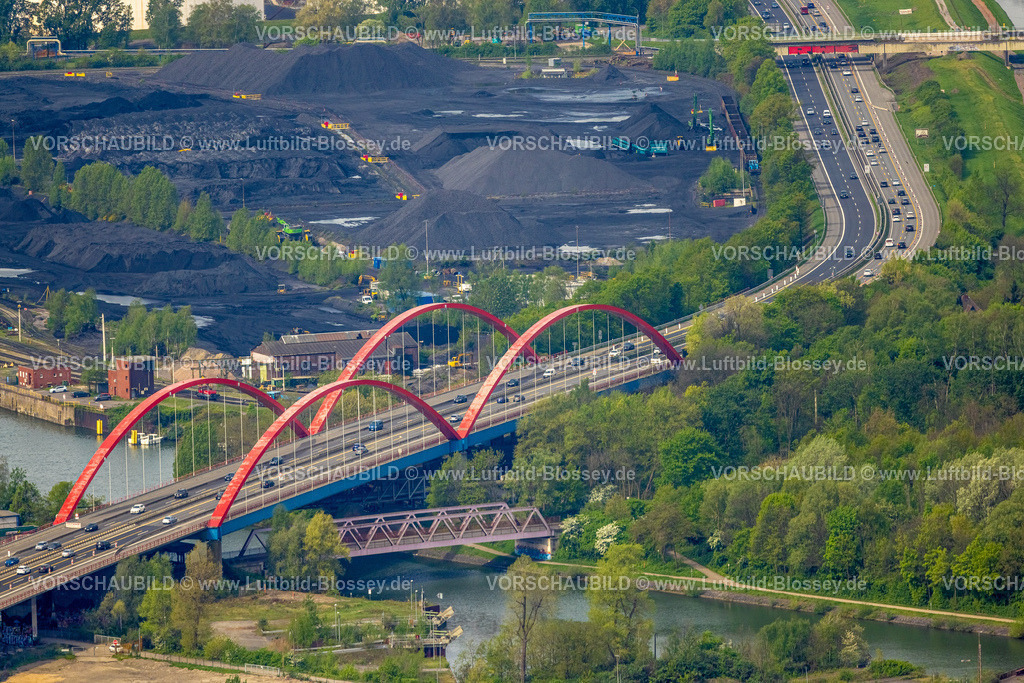 Essen240400417 | Luftbild, Stadthafen Essen mit Kohlenhafen und Rhein-Herne-Kanalbrücke mit rotem Geländer, Autobahn A42 Emscherschnellweg, Infrastruktur, Doppelbogenbrücke an der Stadtgrenze Bottrop, Essen, Ruhrgebiet, Nordrhein-Westfalen, Deutschland