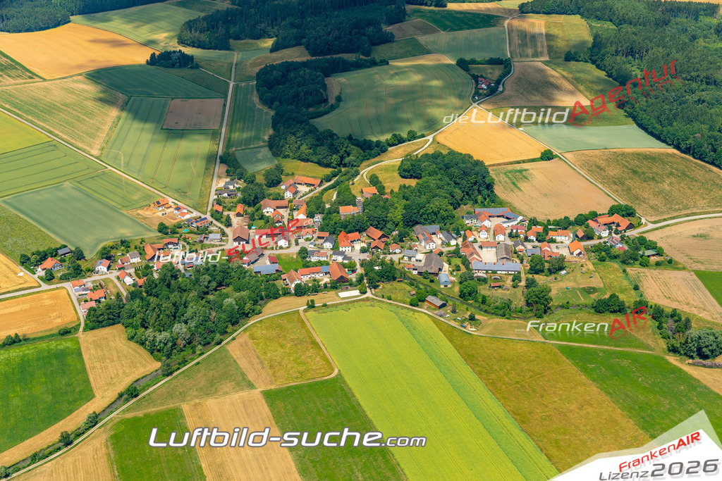 Das Luftbild zeigt : Eitting Laberweinting - Die Luftaufnahme wurde 2023 vom UL-Flugzeug aus erstellt ( keine Drohne ) - Hochauflösende Luftaufnahme - Für grossformatige Ausdrucke geeignet. Die Geschenkidee !Mit Lizenz und Bildrechte bestellbar