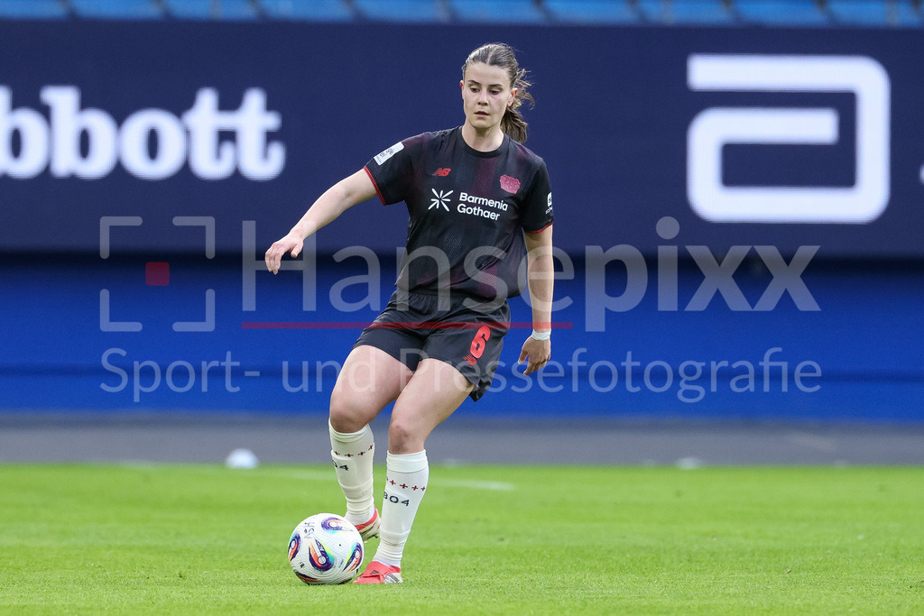 Fussball, Google Pixel Frauen-Bundesliga, Hamburger SV - Bayer 04 Leverkusen | Katharina Piljic (Bayer 04 Leverkusen, 6) am Ball, Freisteller, Einzelbild, Ganzkörper, Aktion, Action, Spielszene, DIE DFB-RICHTLINIEN UNTERSAGEN JEGLICHE NUTZUNG VON FOTOS ALS SEQUENZBILDER UND/ODER VIDEOÄHNLICHE FOTOSTRECKEN. DFB REGULATIONS PROHIBIT ANY USE OF PHOTOGRAPHS AS IMAGE SEQUENCES AND/OR QUASI-VIDEO.