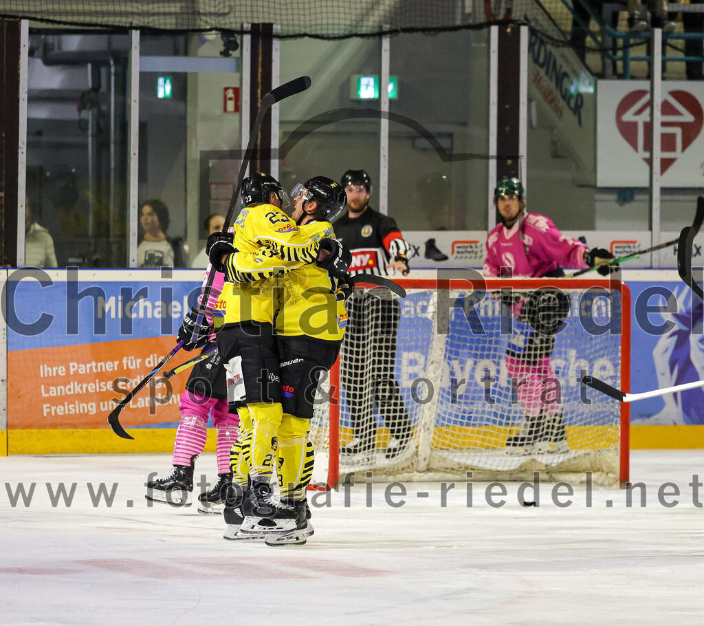 2025-10-10_136_TSV_Erding_gegen_onesto_Tigers_Bayreuth | Erding, Deutschland, 10.10.2025:Eishockey, Oberliga Süd 2025 / 2026, 7. Spieltag, TSV Erding gegen onesto Tigers Bayreuth, Endergebnis: 2:5Aiden Brown (onesto Tigers Bayreuth, #23), Michal Spacek (onesto Tigers Bayreuth, #13)Foto: Christian Riedel / fotografie-riedel.net