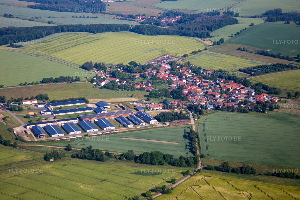 Luftbild: Ortsansicht von Westen im Ortsteil Breitenbach in Sangerhausen im Bundesland Sachsen-Anhalt in Deutschland. Foto: IMG_136731.jpg vom 18.06.2023 durch Werner Riehm/FLY-FOTO.de