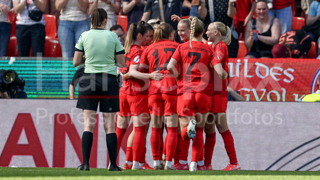Fussball, DFB-Pokal Finale Frauen, FC Bayern München - SV Werder Bremen | Spielerinnen vom FC Bayern München mit Torjubel, Jubel, jubeln, jubelt, optimistisch, Spielszene, Highlight, Freude über das Tor zum 2:0, DIE DFB-RICHTLINIEN UNTERSAGEN JEGLICHE NUTZUNG VON FOTOS ALS SEQUENZBILDER UND/ODER VIDEOÄHNLICHE FOTOSTRECKEN. DFB REGULATIONS PROHIBIT ANY USE OF PHOTOGRAPHS AS IMAGE SEQUENCES AND/OR QUASI-VIDEO.