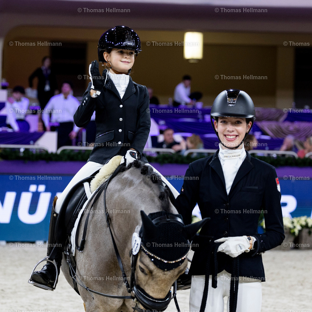 TH_Führzügel Wettbewerb_ Nürnberger_ 133-BROENNER Tilda Margret (GER)_ Arts Deileila_12813 | Führzügel Wettbewerb, Nürnberger, 133BROENNER Tilda Margret (GER), Arts Deileila beim Festhallen Reitturnier Frankfurt 2023 am 15.12.23 in Frankfurt, Festhalle