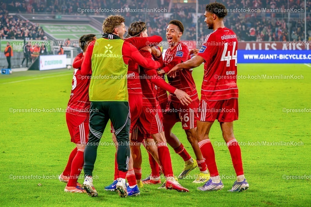 xKKUx16012601064 | 16.01.2026, xkkux, Fußball, Fortuna Düsseldorf - Arminia Bielefeld, 2. Fußball Bundesliga, Merkur Spiel-Arena, Saison 2025 2026: Torjubel nach dem Tor zum 1:0 durch Torschütze Cedric Itten (Fortuna Düsseldorf #13) zusammen mit  Shinta Appelkamp (Fortuna Düsseldorf #23) Luca Raimund (Fortuna Düsseldorf #07) Kenneth Schmidt (Fortuna Düsseldorf #04) Sima Suso (Fortuna Düsseldorf #46) Elias Aboulguie Egouli (Fortuna Düsseldorf #44)  DFB regulations prohibit any use of photographs as image sequences and or quasi-video.