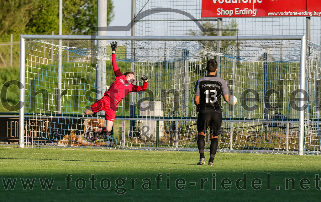 2023-07-14_089_FC_Langengeisling_gegen_FC_Velden-Eberspoint | Erding, Deutschland, 14.07.2023:
Fußball, Bezirksliga Oberbayern Ost 2023 / 2024, Testspiel, FC Langengeisling gegen FC Velden-Eberspoint, Endergebnis: 5:0

Torwart Louis Rotert (FC Langengeisling, #12), Maximilian Hintermaier (FC Langengeisling, #13)

Foto: Christian Riedel / fotografie-riedel.net