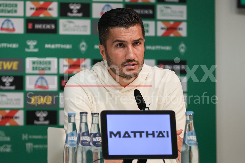 Fussball, Bundesliga, SV Werder Bremen - Borussia Dortmund | v.li.: Nuri Sahin (Trainer, Cheftrainer, Borussia Dortmund, BVB) während der Pressekonferenz , Portrait, Nahaufnahme, Einzelfoto, Einzelbild, DIE DFL-RICHTLINIEN UNTERSAGEN JEGLICHE NUTZUNG VON FOTOS ALS SEQUENZBILDER UND/ODER VIDEOÄHNLICHE FOTOSTRECKEN. DFL REGULATIONS PROHIBIT ANY USE OF PHOTOGRAPHS AS IMAGE SEQUENCES AND/OR QUASI-VIDEO.