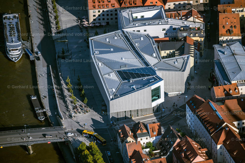 4050931 | REGENSBURG 03.09.2021 Museums- Gebäude- Ensemble " Haus der Bayerischen Geschichte - Museum " am Donaumarkt in Regensburg im Bundesland Bayern, Deutschland. Weiterführende Informationen bei: Bayerisches Staatsministerium für Wissenschaft und Kunst,  RIEDEL BAU AG HOLDING,  wörner traxler richter planungsgesellschaft mbh. // Museum building ensemble " Haus of Bayerischen Geschichte - Museum " on Donaumarkt in Regensburg in the state Bavaria, Germany. Further information at: Bayerisches Staatsministerium fuer Wissenschaft und Kunst,  RIEDEL BAU AG HOLDING,  woerner traxler richter planungsgesellschaft mbh. Foto: Gerhard Launer