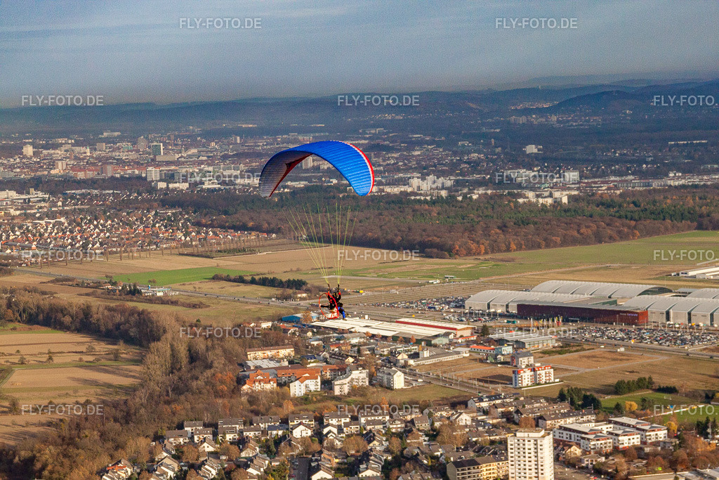 Paraglider vor der DM.-Arena | Luftbild: Paraglider vor der DM.-Arena im Ortsteil Forchheim in Rheinstetten im Bundesland Baden-Württemberg in Deutschland. Foto: IMG_22824.jpg vom 21.11.2009 durch Werner Riehm/FLY-FOTO.de - Realisiert mit Pictrs.com