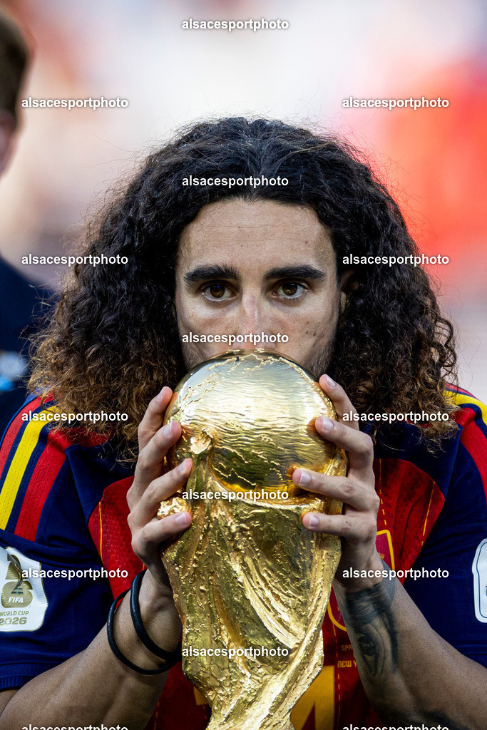 FOOTBALL : Argentine vs Espagne – Finale de la Coupe du Monde FIFA 2026. New York New Jersey Stadium, East Rutherford, New Jersey, États-Unis. 19/07/2026. | Marc Cucurella #24 (Spain) avec le trophée de la Coupe du Monde de la FIFA 2026.
