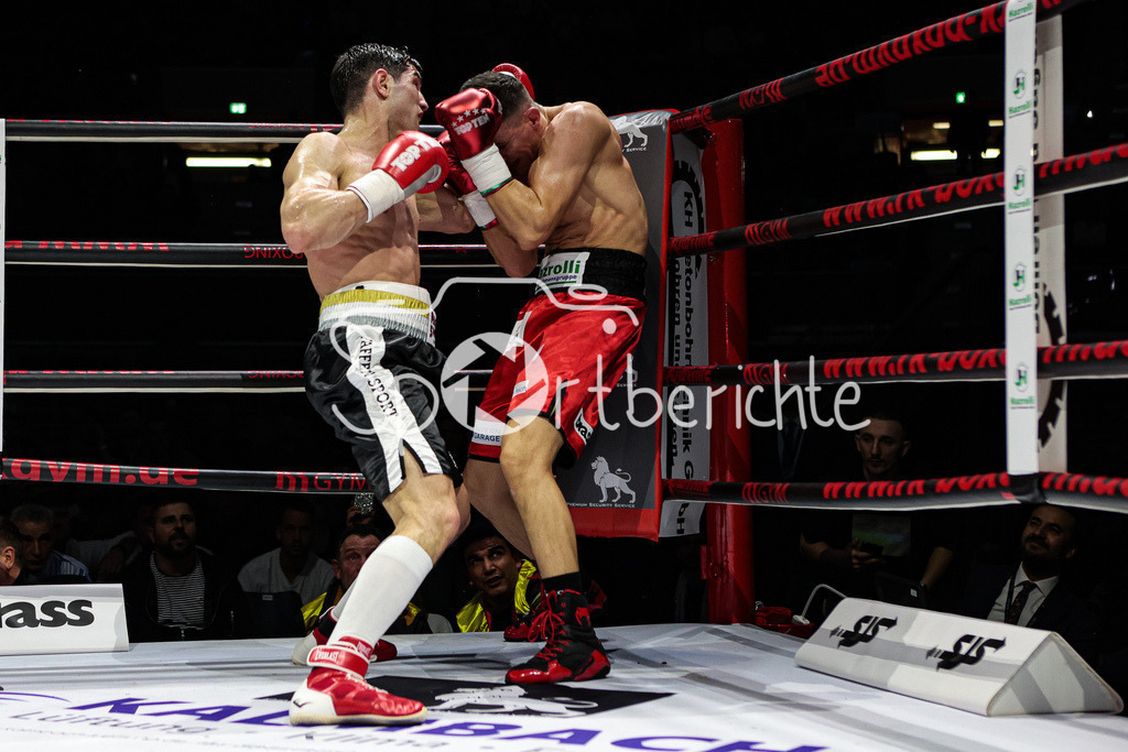 Profi - Box - Gala / Main Event | Timour NIKARKHOEV (schwarze Hose) in seinem Kampf gegen Robin KRASNIQI (rote Hose)