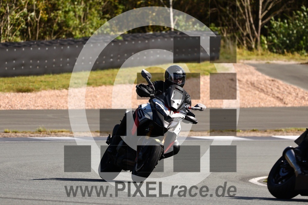 0021-20250915_00599 | Schöne Erinnerungen an spannende Momente - das festzuhalten ist unser Job. PIXELrace.de ist seit 2003 auf den Rennstrecken Europas unterwegs um die Action draußen beim Fahren und die wunderbare Stimmung imm Fahrerlager für euch einzufangen.