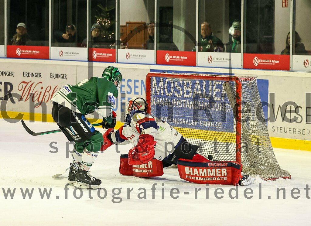 2024-01-05_141_TSV_Erding_gegen_VfE_Ulm-Neu-Ulm | Erding, Deutschland, 05.01.2024:
Eishockey, Bayernliga Vorrunde 2023 / 2024, 22. Spieltag, TSV Erding gegen VfE Ulm/Neu-Ulm, Endergebnis: 7:6

Michael Franz (Erding Gladiators, #13), Torwart David Heckenberger (VfE Ulm/Neu-Ulm e. V., #3)

Foto: Christian Riedel / fotografie-riedel.net
