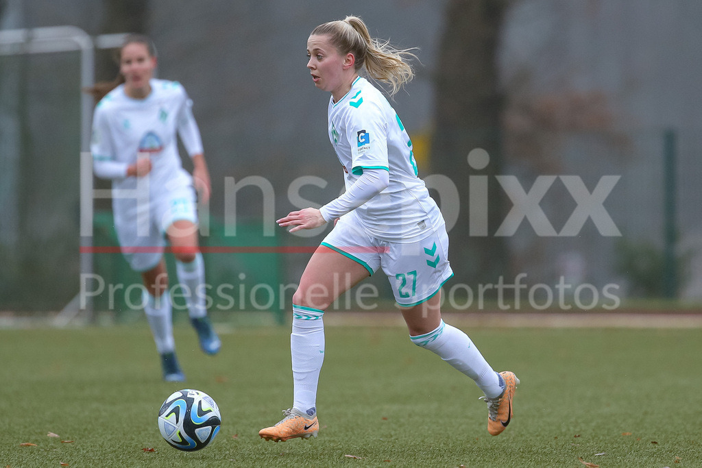 Fussball, Testspiel Frauen, SV Werder Bremen - FC Twente Enschede | v.li.: Nina Lührßen (SV Werder Bremen, 27) am Ball, Einzelbild, Ganzkörper, Aktion, Action, Spielszene