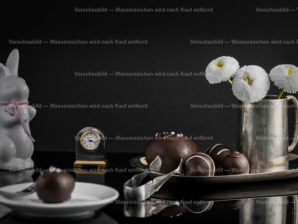 Edle Ostereie Pralinen schön angerichtet mit porzelan Osterhase und vintage Blumenvase aus Silber | Edle Ostereie Pralinen schön angerichtet mit porzelan Osterhase und vintage Blumenvase aus Silber - Realisiert mit Pictrs.com