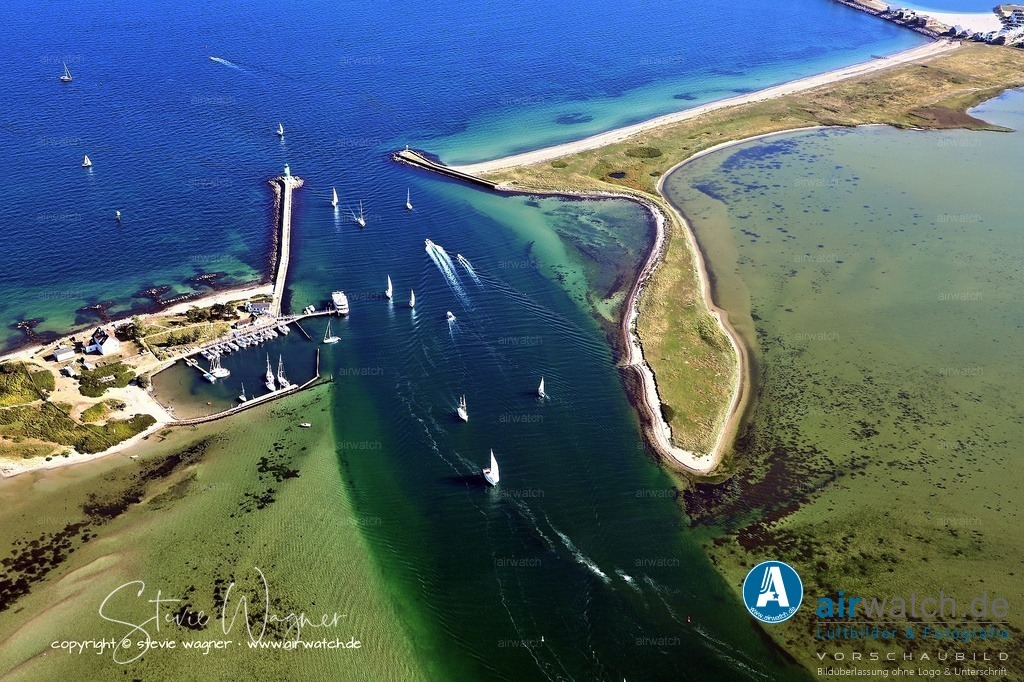 Leuchtturm Schleimünde - und die Gastwirtschaft „Giftbude“ | Bis 1980 waren Schleilotsen auf der Halbinsel stationiert, die auch für den Betrieb des Leuchtfeuers zuständig waren. Heute leben keine Lotsen oder Leuchtturmwärter mehr auf der Insel; ihre Häuser dienen als Tagungshäuser und beherbergen die Gastwirtschaft „Giftbude“, eine traditionsreiche Gaststätte, die nur über das Wasser erreichbar ist und bei Seglern und Ausflüglern sehr beliebt ist. Der Name stammt vermutlich aus dem Althochdeutschen „Gift“ (Gabe) und bezeichnete ursprünglich eine Unterkunft für gestrandete Seeleute.
