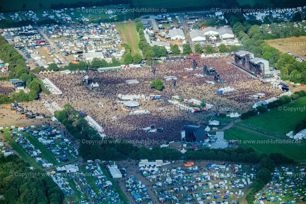 Wacken_Musik_Festival_ELS_3368060822 | WACKEN 06.08.2022 Besucher des Wacken Musik- Festivals auf dem Veranstaltungs- Konzertgelände an der Norderstraße in Wacken im Bundesland Schleswig-Holstein, Deutschland. Weiterführende Informationen bei: CTS EVENTIM AG & Co. KGaA,  ICS Festival Service GmbH,  SH Promotion GmbH&amp;Co.KG. // Participants in the Wacken music festival on the event concert area on street Norderstrasse in Wacken in the state Schleswig-Holstein, Germany. Further information at: CTS EVENTIM AG & Co. KGaA,  ICS Festival Service GmbH,  SH Promotion GmbH&amp;Co.KG. Foto: Martin Elsen