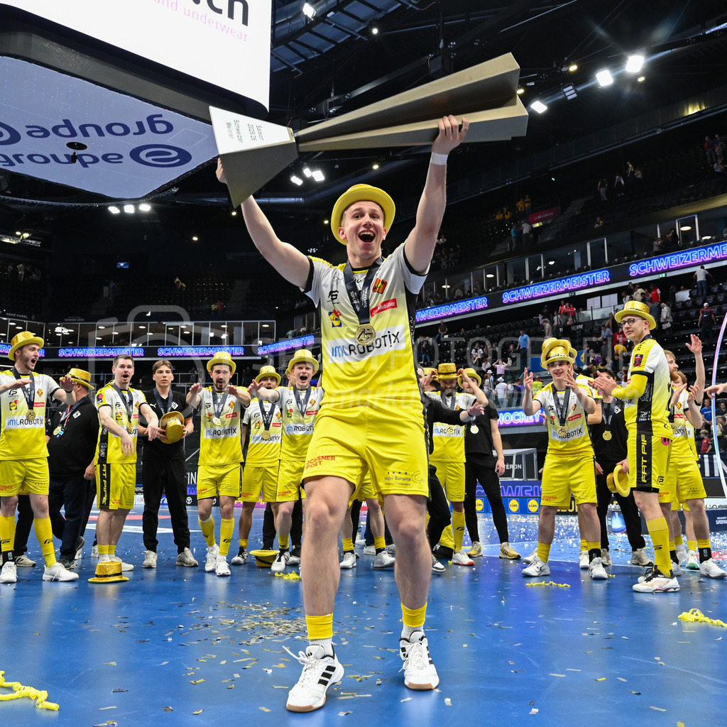 Zug United - HC Rychenberg - 25. April 2026 | Nils Boman (#70 HC Rychenberg Winterthur) mit dem Pokal am L-UPL Superfinal-Spiel zwischen Zug United und HC Rychenberg am 25. April 2026 in der BCF Arena, Fribourg, Schweiz.Bild: Sportfotografie Markus Aeschimann | www.markus-aeschimann.ch - Realisiert mit Pictrs.com