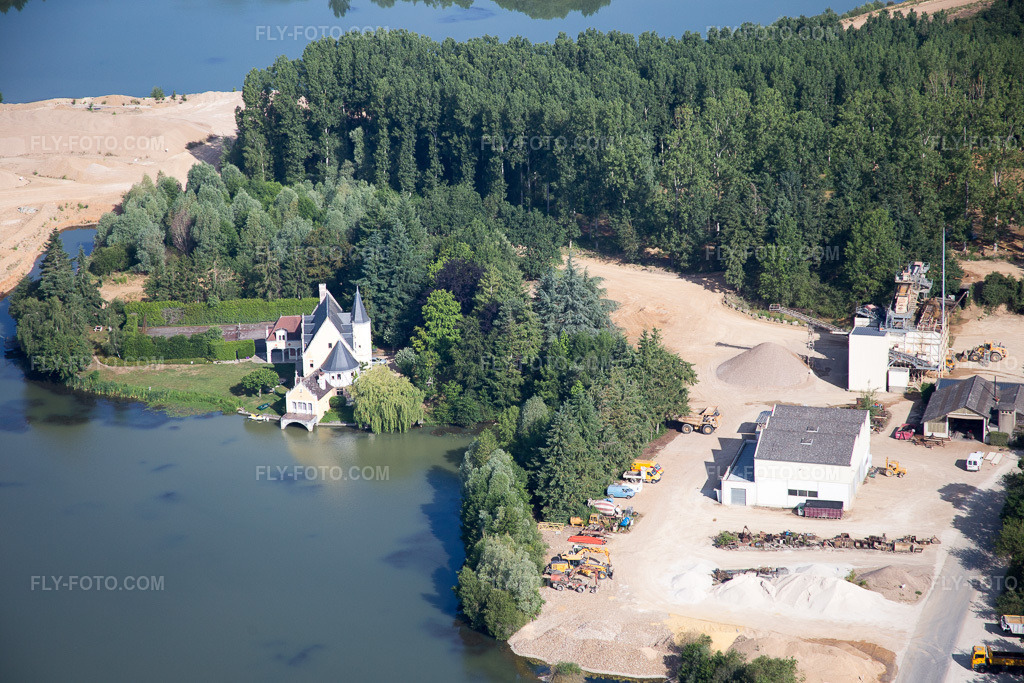 Aerial view: Vendôme in Naveil in the state Loir et Cher, France.Photo: IMG_081095.jpg taken on 06/19/2015 by Werner Riehm/FLY-FOTO.comResolution of the original: 5472 x 3648 px