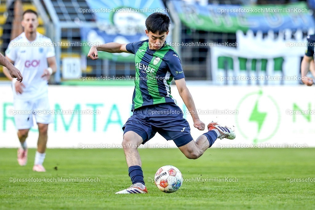 xKWIx24042601017 | 2026.04.24, xkwix, Fußball, Regionalliga West, FC Gütersloh -  Sportfreunde Lotte, Heidewaldstadion, 31.Spieltag, Saison 2025 / 2026: Sandro Reyes (FC Gütersloh #24) beim Torschuss DFB regulations prohibit any use of photographs as image sequences and or quasi-video. Photo: xKamilxWilkowskixPressefotoKochx