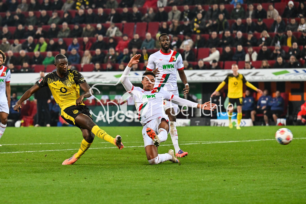 FC Augsburg - Borussia Dortmund | AUGSBURG, GERMANY - Serhou GUIRASSY (Borussia Dortmund 9) score the goal to 0-1 during the bundesliga match between FC Augsburg vs. Borussia Dortmund on matchday 9 at WWK Arena on October 31, 2025 in Augsburg, Germany / DFL REGULATIONS PROHIBIT ANY USE OF PHOTOGRAPHS AS IMAGE SEQUENCES AND/OR QUASI-VIDEO / Carney CHUKWUEMEKA (Borussia Dortmund 17)