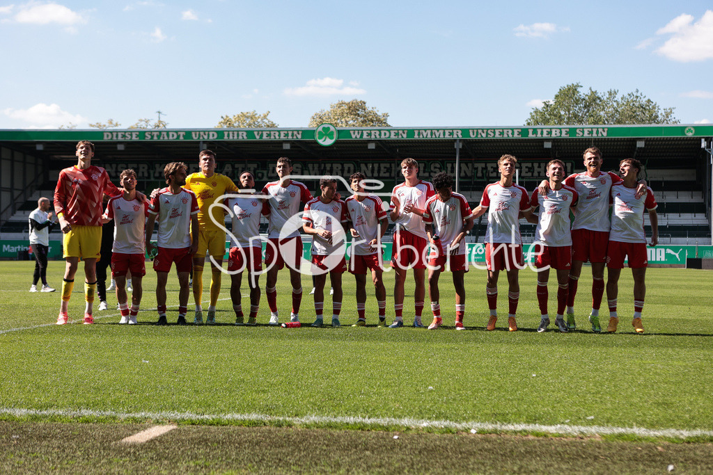 SpVgg Greuther Fürth II - FC Bayern Amateure | Die Spieler der FC Bayern Amateure feiern zusammen mit den Fans den 1-2 Auswaertssieg bei der SpVgg Greuther Fuerth II
