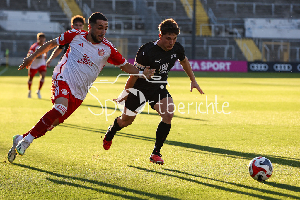 FC Bayern Amateure - FC Memmingen | Dion BERISHA (FCB #11) im Duell mit Lukas BETTRICH (FCM #2)
