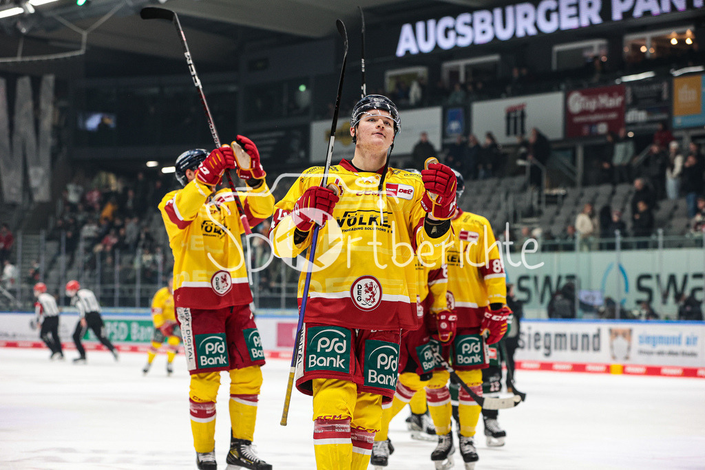 Augsburger Panther - Duesseldorfer EG | Josef EHAM (DEG #44) feiert mit seinen Teamkollegen den Sieg in Augsburg mit den Fans
