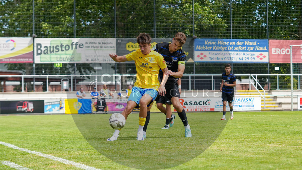 Fußball, Herren, Saison 2025/2026, 3. Luckenwalder Turmpokal, Werner-Seelenbinder-Stadion Luckenwalde, Spiel: FSV 63 Luckenwalde vs. Hertha BSC U19,  | Fußball, Herren, Saison 2025/2026, 3. Luckenwalder Turmpokal, Werner-Seelenbinder-Stadion Luckenwalde, Spiel: FSV 63 Luckenwalde vs. Hertha BSC U19, Im Bild: Mike Bachmann (l. Luckenwalde) und Marvin Krumhaar (r. Hertha U19) - Realisiert mit Pictrs.com